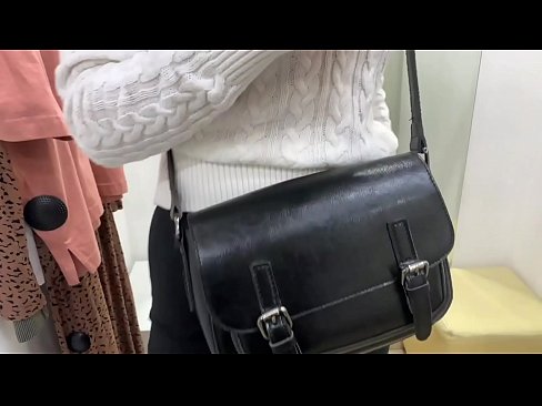 ❤️ Јавна мастурбација на младата кучка FeralBerry со дилдо во фитинг просторијата Порно кај нас ❌❤